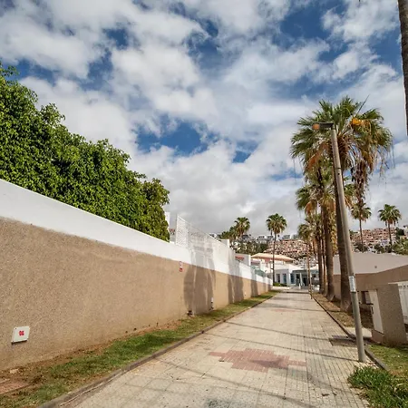 Island Village Hotel *