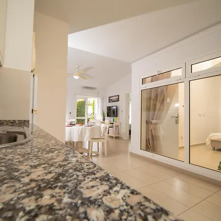 Island Village 酒店 *