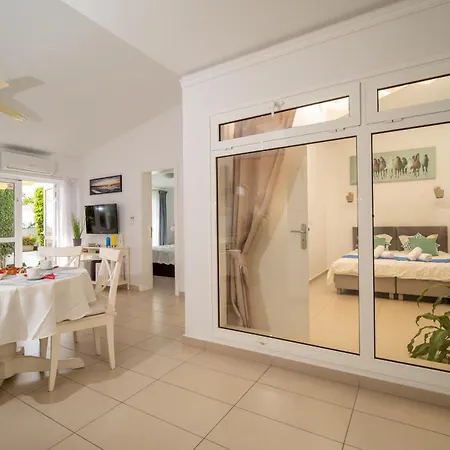 酒店 Island Village 阿德耶