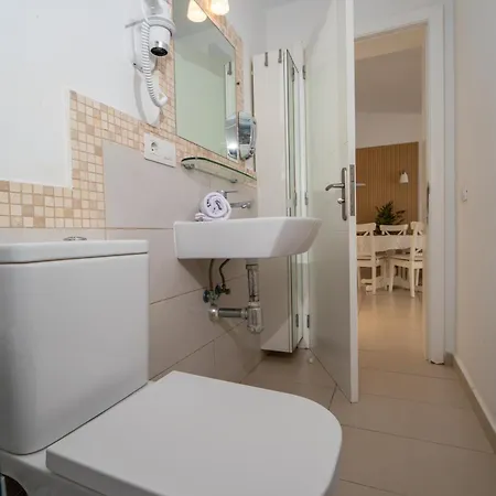 酒店 Island Village 阿德耶