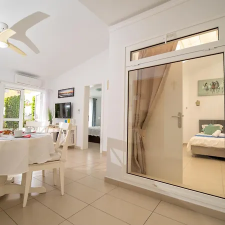 酒店 Island Village