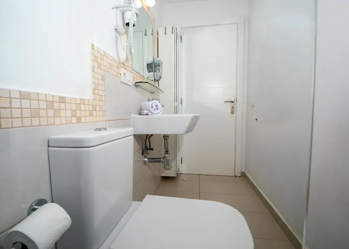 Island Village Hotel *