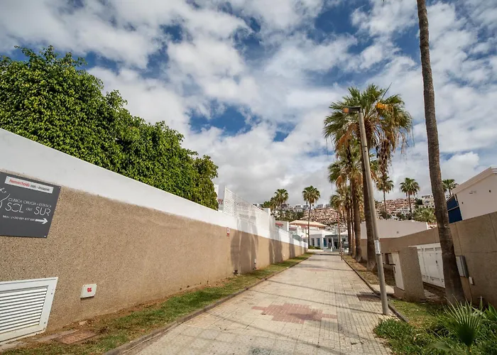 Island Village Hotel *