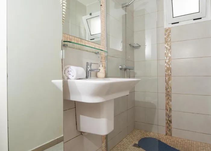 Island Village Hotel *