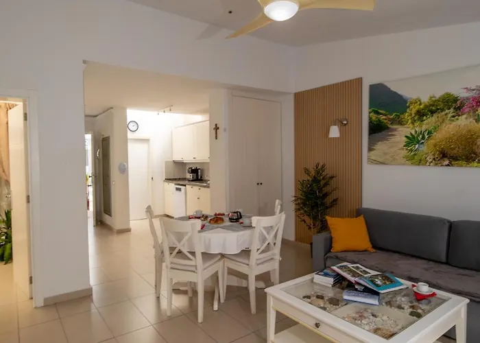 Island Village Hotel *