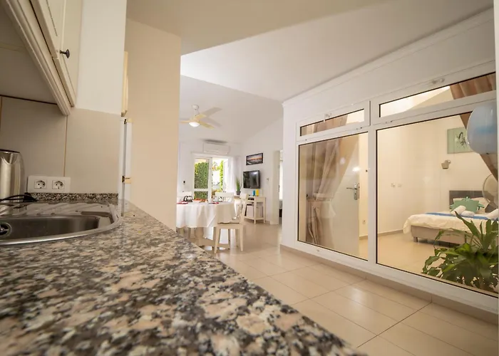 Island Village Hotel *