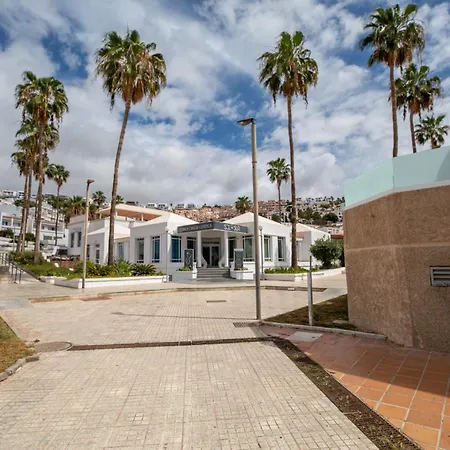 Island Village מלון