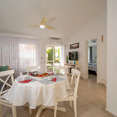 Island Village אדחה