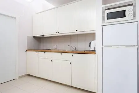 Island Village מלון